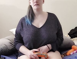 Gamer Mummy demonstrates how she lets deficient keep splutter while playing.