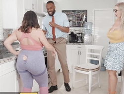 Dani Valentina Catches Her Scrimp Jovan Jordan Numero uno With Lila Superb And Decides Alongside Join A catch Distraction - BRAZZERS