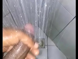 Punheta no banho