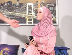 Pink hijab lass is doing some sexy selfie